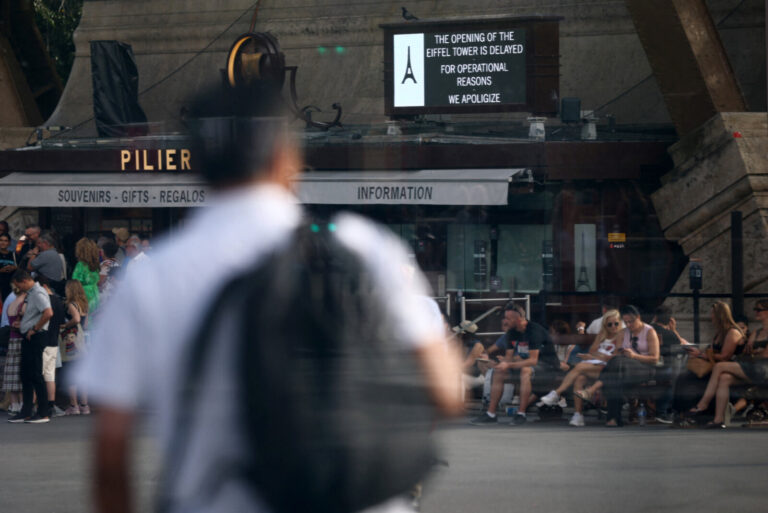 שלט "פתיחת מגדל אייפל מתעכבת בשל סיבות תפעוליות, אנו מתנצלים", 7 בספטמבר 2026 (צילום: REUTERS/Sarah Meyssonnier)