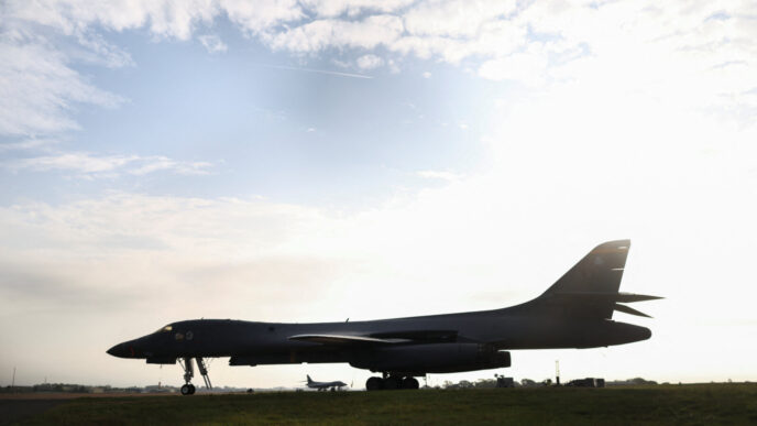 מפציץ B-1B Lancer בבסיס חיל האוויר פיירפורד שבבריטניה. האבטחה סביב הבסיס תוגברה לאחר שכמה גברים נעצרו בחשד לעבירות לפי חוק חומרי הנפץ (צילום: Toby Shepheard/Reuters)