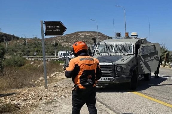 כחות צה"ל ורפואה בזירת פיגוע הירי סמוך לנווה צוף (צילום: איחוד הצלה) כחות צה"ל ורפואה בזירת פיגוע הירי סמוך לנווה צוף (צילום: איחוד הצלה)