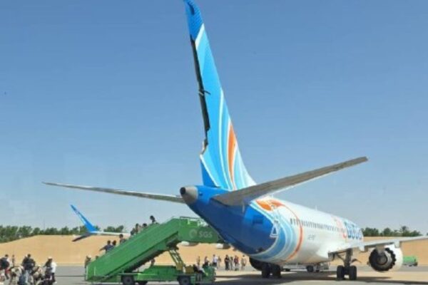 זנב מטוס חברת התעופה פליי דובאי ניזוק לאחר נחיתה בסעודיה, בעקבות התקרית שבה טייס המשנה דקר את הטייס הראשי (צילום: על פי סעיף 27א' לחוק זכויות יוצרים)