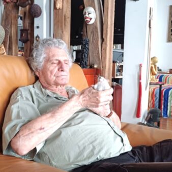 אלבר רוזברג עם החולדה נטלי בדירתו בפריז. "נולדתי בדיוק ברחוב הנכון ובזמן הנכון כדי לא למות, נולדתי עם הרבה מזל" (צילום: אמיתי פרץ)