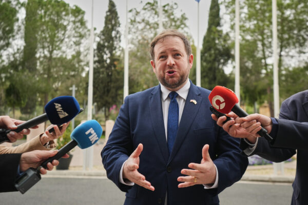 שר המזרח התיכון הבריטי, סטיבן דאוטי (צילום ארכיון: AP Photo/Petros Karadjias)