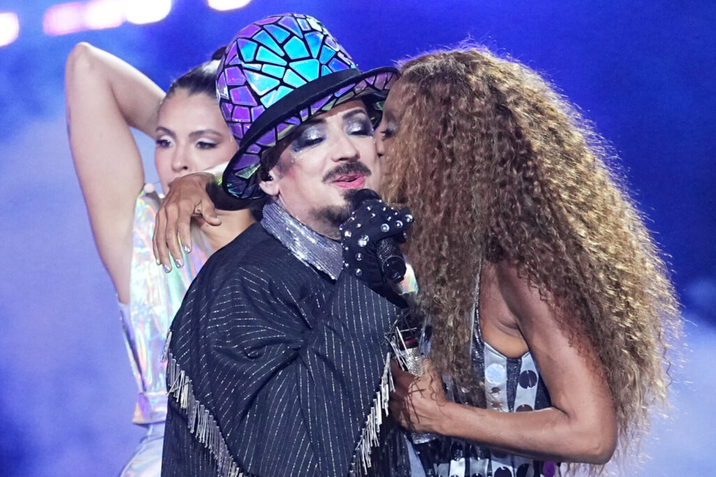 בוי ג'ורג' וסנהיט מסן מרינו לאחר הופעתם בחצי הגמר הראשון של אירוויזיון 2026 בווינה, אוסטריה, 12 במאי 2026 (צילום: AP/Martin Meissner)