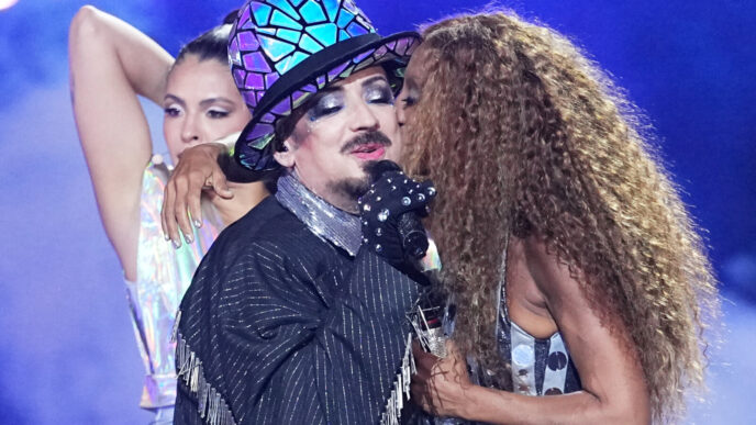 בוי ג'ורג' יופיע בישראל בנובמבר, חודשים אחרי שהקדיש שיר לקורבנות 7 באוקטובר