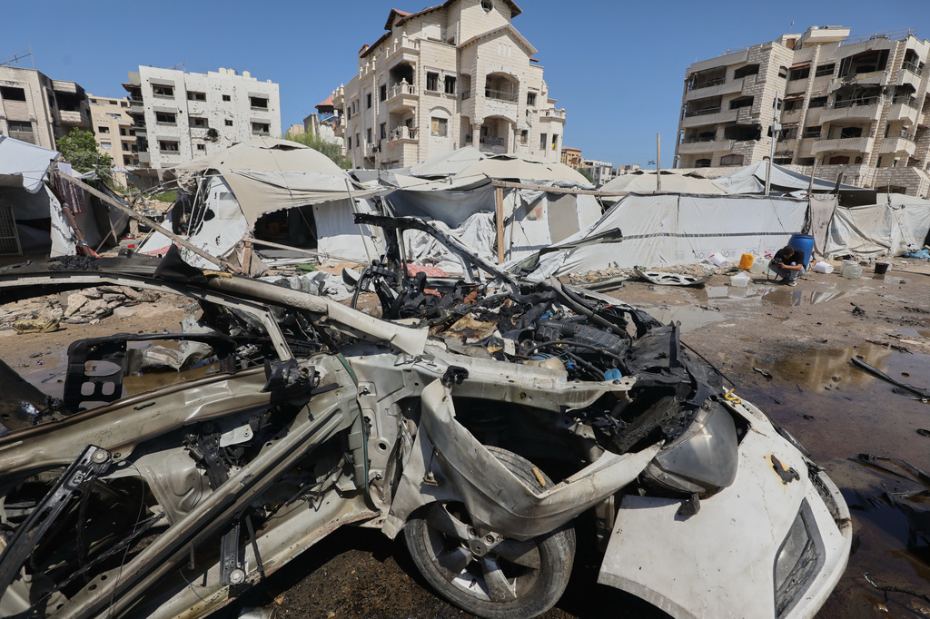 כלי רכב הרוס באזור שישראל הפציצה ברצועת עזה (צילום: ) כלי רכב הרוס באזור שישראל הפציצה ברצועת עזה (צילום: AP Photo/Yousef Al Zanoun)