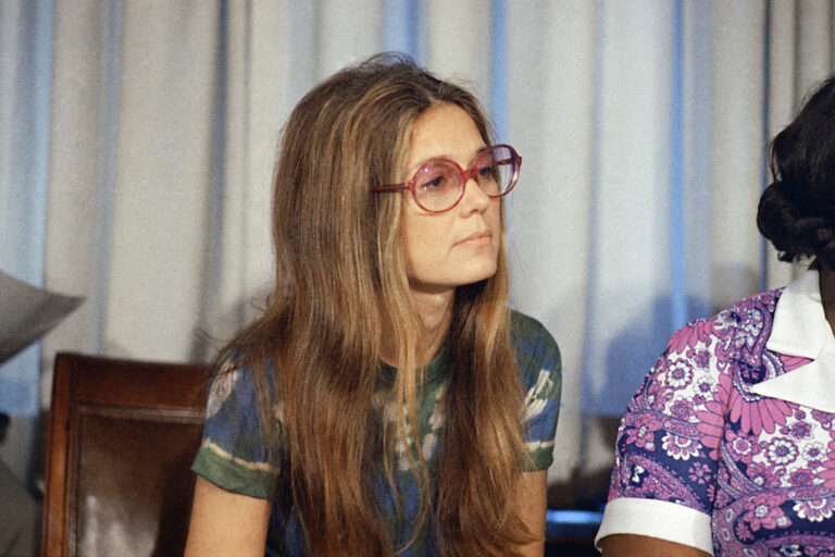 גלוריה סטיינהם, 1973 (צילום: AP Photo/Richard Drew, File)