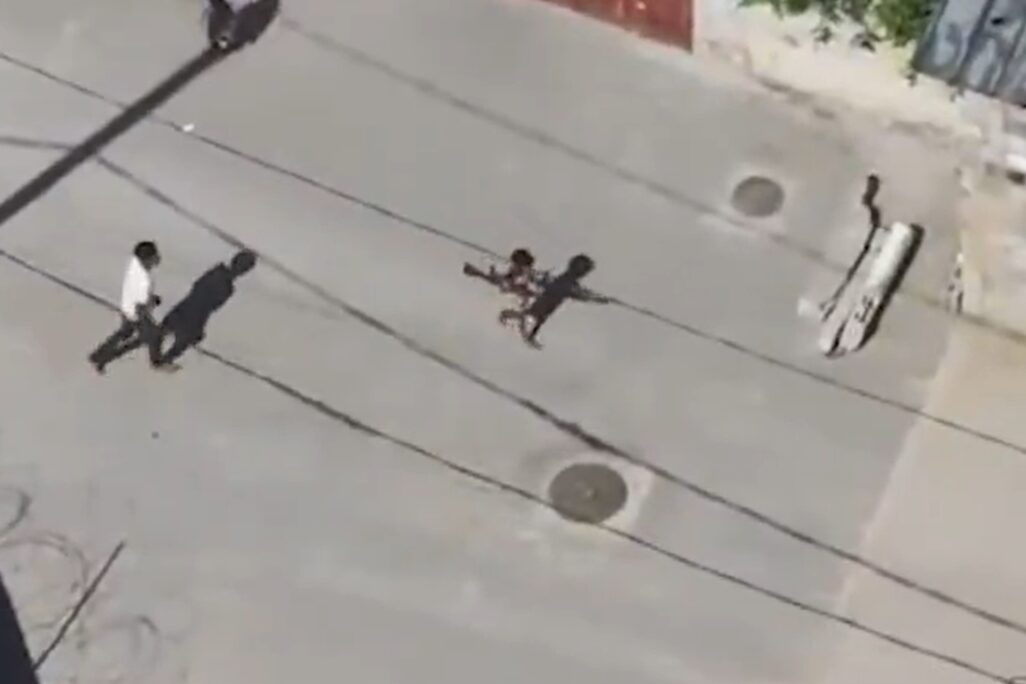 ילד נראה מעביר אמצעי לחימה בתיעוד שפרסם צה"ל ממחנות המרכז ברצועת עזה (צילום: דובר צה"ל) ילד נראה מעביר אמצעי לחימה בתיעוד שפרסם צה"ל ממחנות המרכז ברצועת עזה (צילום: דובר צה"ל)