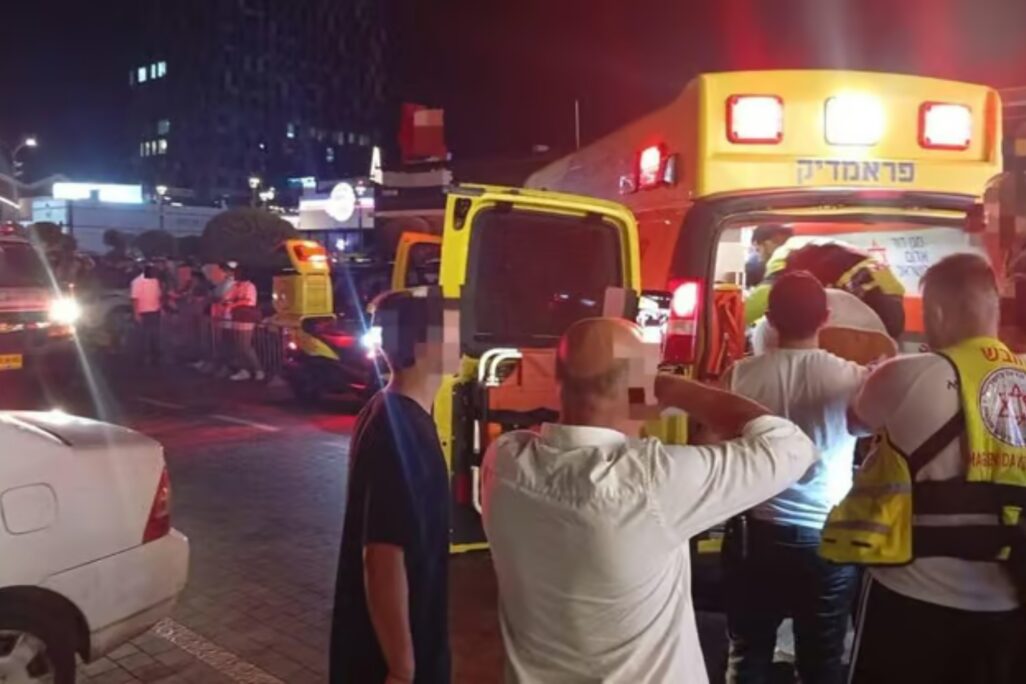 כוחות מד"א בזירת האירוע בחדרה, שבה נדרס למוות נער בן 17 ונפצע נהג הרכב מירי (צילום: תיעוד מבצעי מד"א)