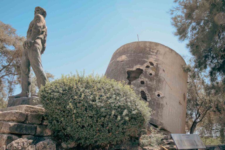 פסלו של מרדכי אנילביץ' לצד מגדל המים שנורה בקרבות מלחמת השחרור (צילום: דוד טברסקי)