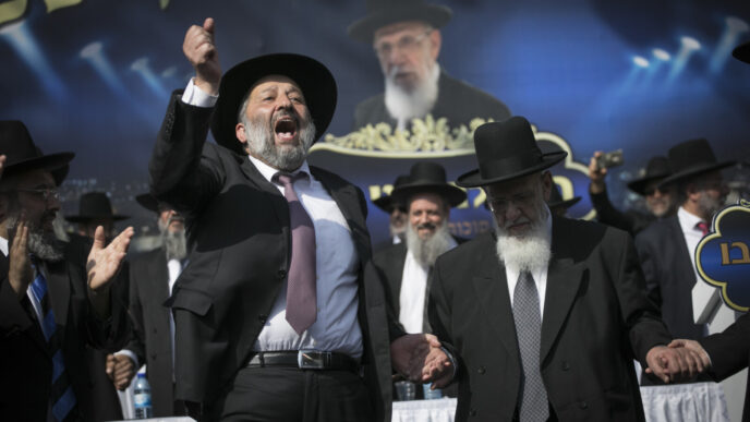 יו"ר ש"ס אריה דרעי (משמאל) לצד הרב שלום כהן זצ"ל, בכנס של מוסדות אל המעיין בבריכת הסולטן בירושלים (צילום ארכיון: יונתן זינדל/פלאש90)