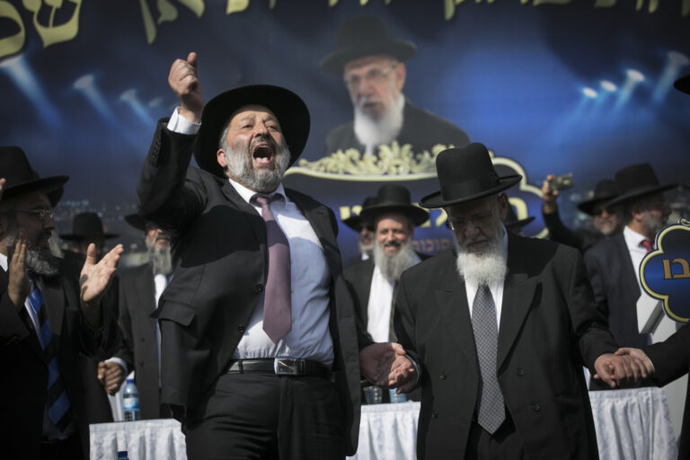 Shas chairman Aryeh Deri (left) next to Rabbi Shalom Cohen, at a conference of El Ma'ayan institutions at the Sultan's pool in Jerusalem (archive photo: Yonatan Zindel/Flash90)
