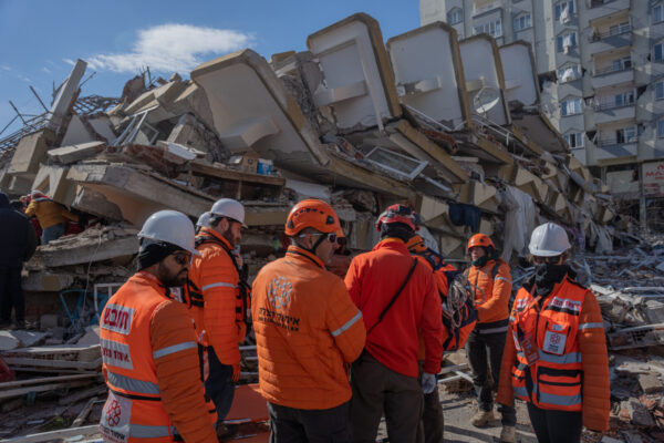 אנשי איחוד הצלה פועלים בטורקיה בעקבות רעידת האדמה הקטלנית (צילום: אריק מרמור/פלאש90)