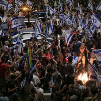 מפגינים נגד החקיקה המשפטית בעימותים עם המשטרה בנתיבי איילון בתל אביב, יולי 2023 (צילום: מרים אלסטר/פלאש90)