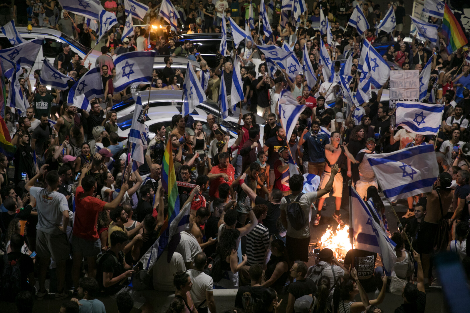 מפגינים נגד החקיקה המשפטית בעימותים עם המשטרה בנתיבי איילון בתל אביב, יולי 2023 (צילום: מרים אלסטר/פלאש90)