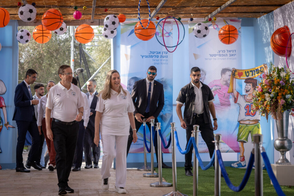 נשיא המדינה יצחק הרצוג ורעייתו מיכל מקבלים את פני הציבור בסוכת הנשיא בירושלים (צילום: חיים גולדברג/פלאש90) נשיא המדינה יצחק הרצוג ורעייתו מיכל מקבלים את פני הציבור בסוכת הנשיא בירושלים (צילום: חיים גולדברג/פלאש90)