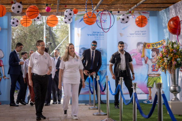 נשיא המדינה יצחק הרצוג ורעייתו מיכל מקבלים את פני הציבור בסוכת הנשיא בירושלים (צילום: חיים גולדברג/פלאש90)