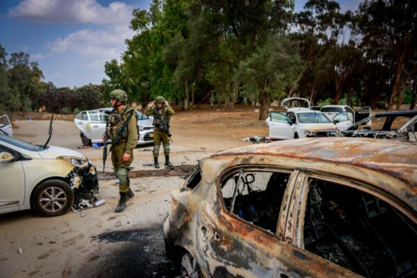 חיילי צה"ל בחניון רעים בימים שלאחר הטבח במסיבת הנובה, 10 באוקטובר 2023 (צילום: חיים גולדברג/פלאש90)