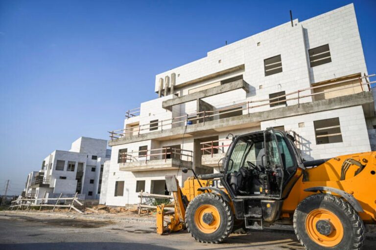 אתר בנייה ליד העיר שדרות (אילוסטרציה: מיכאל גלעדי/פלאש90)