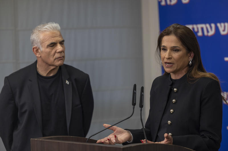 יו"ר יש עתיד יאיר לפיד (משמאל) וחברת הכנסת מירב בן ארי (צילום: אורן בן חקון / פלאש90) יו"ר יש עתיד יאיר לפיד (משמאל) וחברת הכנסת מירב בן ארי (צילום: אורן בן חקון / פלאש90)