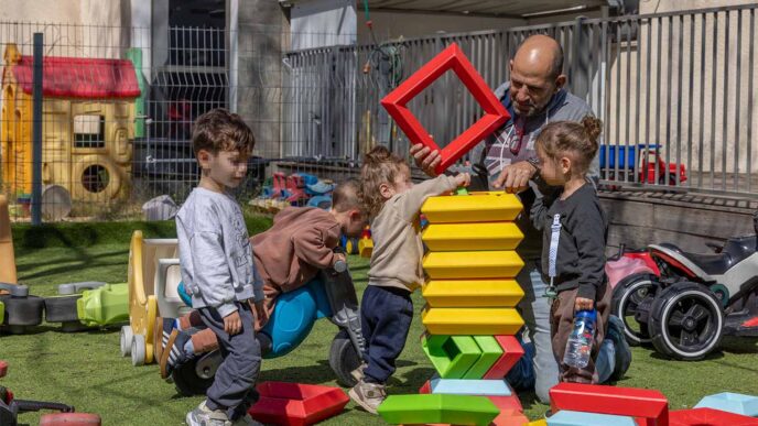 השותפות עם הורי הפעוטות צריכה להתחיל בהשקעה בצוותי המעונות