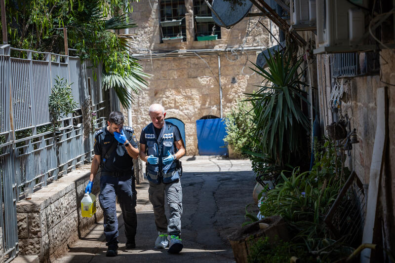 שוטרים בזירת פשע (צילום ארכיון: חיים גולדברג/פלאש90) שוטרים בזירת פשע (צילום ארכיון: חיים גולדברג/פלאש90)