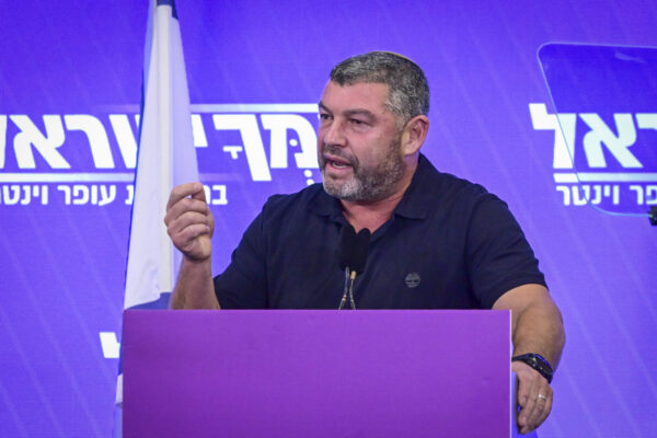 יו"ר מפלגת עמך ישראל עופר וינטר במסיבת עיתונאים בתל אביב (צילום: אבשלום ששוני/פלאש 90)