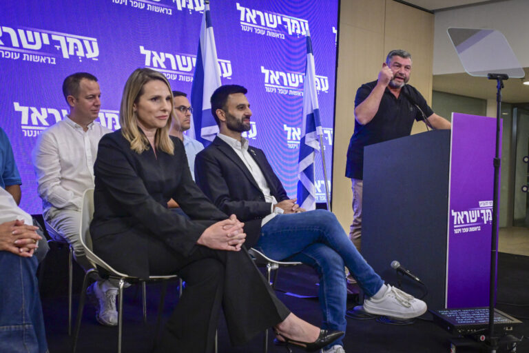 יו"ר מפלגת עמך ישראל עופר וינטר עם בכירי מפלגתו יוסף חדאד ונטעלי שם טוב במסיבת עיתונאים בתל אביב (צילום: אבשלום ששוני/פלאש 90)