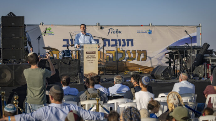 שר האוצר בצלאל סמוטריץ' בטקס לציון הקמת ההתנחלות החדשה מעלה ערוגות בגוש עציון, בספטמבר 2026 (צילום: חיים גולדברג/פלאש90)