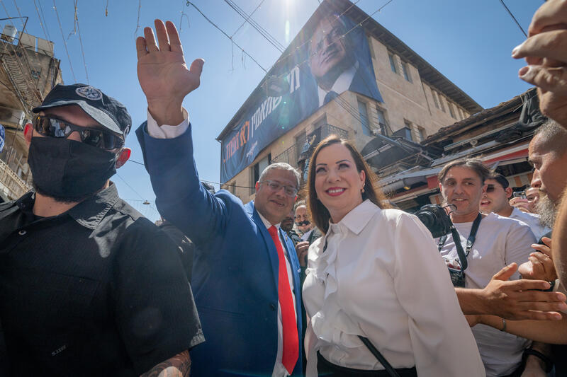 טלי גוטליב (מימין) ואיתמר בן גביר בביקור בשוק מחנה יהודה (צילום: חיים גולדברג/פלאש90) טלי גוטליב (מימין) ואיתמר בן גביר בביקור בשוק מחנה יהודה (צילום: חיים גולדברג/פלאש90)