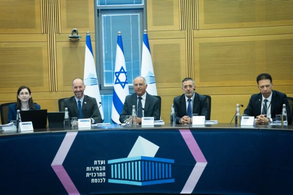 יו"ר ועדת הבחירות המרכזית השופט נעם סולברג במהלך הגשת הרשימות לכנסת 26 (צילום: פלאש90)