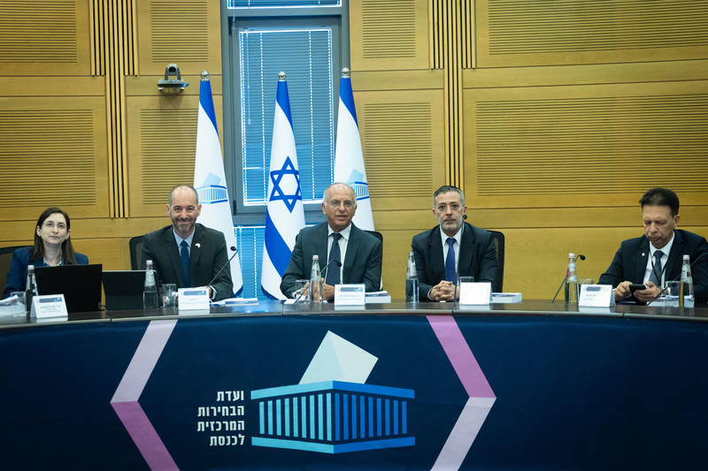 יו"ר ועדת הבחירות המרכזית לכנסת, שופט העליון נועם סולברג, וצוות הוועדה בהגשת הרשימות לכנסת ה-26 (צילום: יונתן זינדל / פלאש 90)