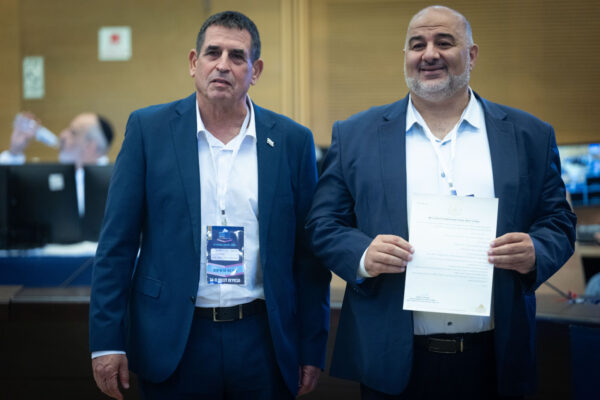 עבאס וסגלוביץ' מגישים את רשימת רע"מ לבחירות (צילום: יונתן זינדל/פלאש90)