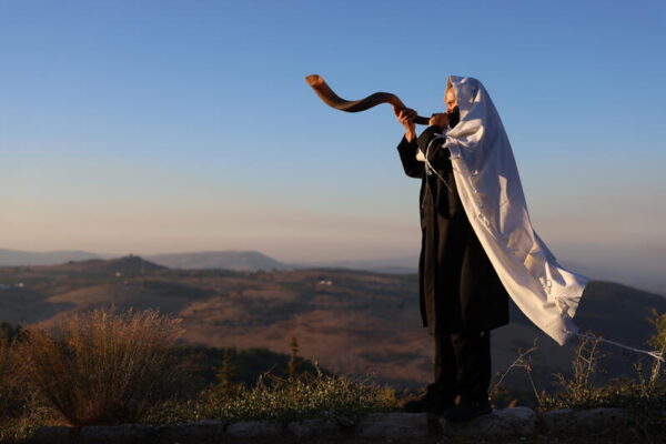אדם תוקע בשופר בצפת, יום לפני ראש השנה (צילום: דוד כהן, פלאש90)