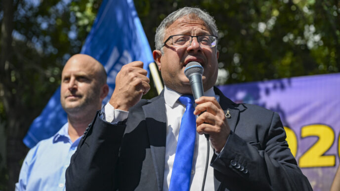 השר לביטחון לאומי ויו"ר עוצמה יהודית איתמר בן גביר בשיחה עם תלמידים במהלך אירוע בחירות מדומה בתיכון בליך ברמת גן (צילום: אבשלום ששוני/ פלאש 90)