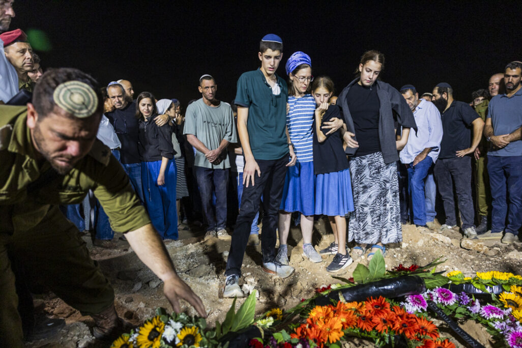 בני משפחה וחברים מלווים למנוחות את נתנאל שקרון, שנרצח בפיגוע הירי במעיין עין ריא סמוך לנווה צוף, בבית העלמין ביישובו עלי זהב (צילום: הלל בן אור/פלאש90)