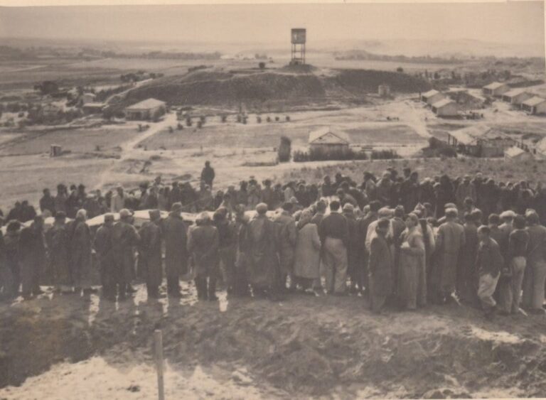 קבורת נופלי קרבות העצמאות ביד מרדכי (צילום ארכיון: ארכיון קיבוץ יד מרדכי)