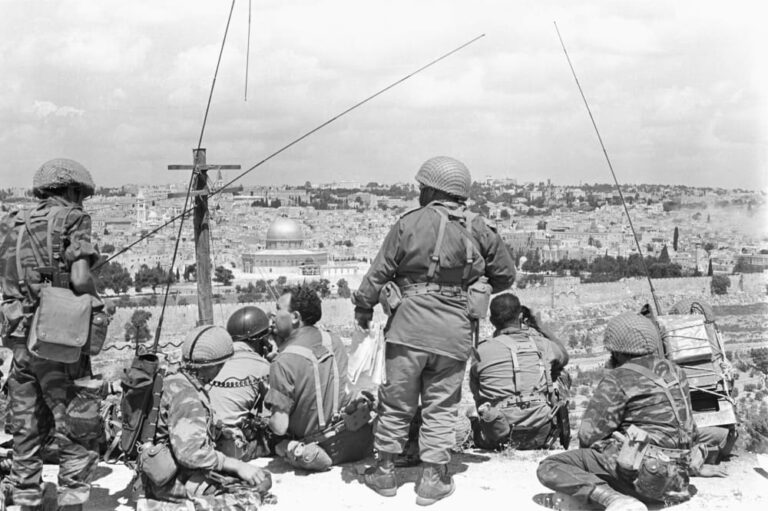 מוטה גור (במרכז בראש גלוי) עם חבורת הפיקוד ברחבת מלון אינטרקונטיננטל לפני הפריצה לירושלים העתיקה במלחמת ששת הימים (צילום: עמוס צוקר / דובר צה"ל)