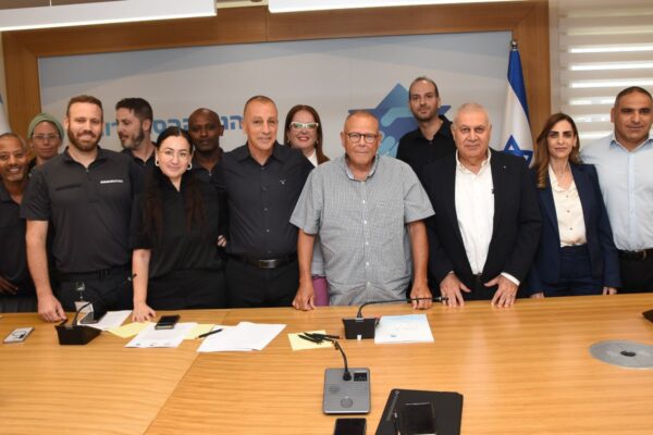 חתימת הסכם שכר לעובדי מנהל אכיפה וזרים ברשות האוכלוסין וההגירה, בבית ההסתדרות (צילום: יסמין גיל / דוברות ההסתדרות)