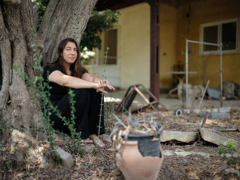 "הלכתי לבקר את השכנים ופתאום הרגשתי בבית. כל עץ, כל שביל רגש אותי. באותו היום רציתי להישאר שם" (צילום: יונתן בלום)