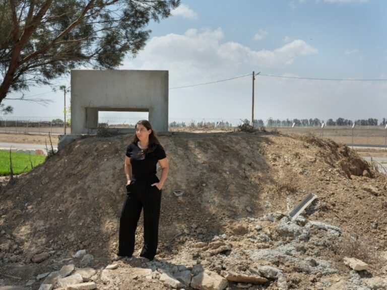 נפתליהו על רקע עמדת הגנה בקצה קיבוץ נירים. "הדברים עמדו כאילו בכף מאזניים – ביטחון מול שייכות, ובסוף השייכות ניצחה. הבנתי שהלב שלי בנירים, ואיפה שנירים, שם אני" (צילום: יונתן בלום)