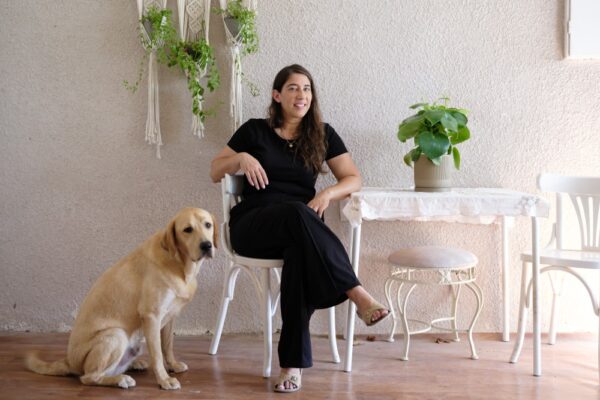 לילך נפתליהו והכלב עמוס בביתה הזמני בנירים (צילום: יונתן בלום)