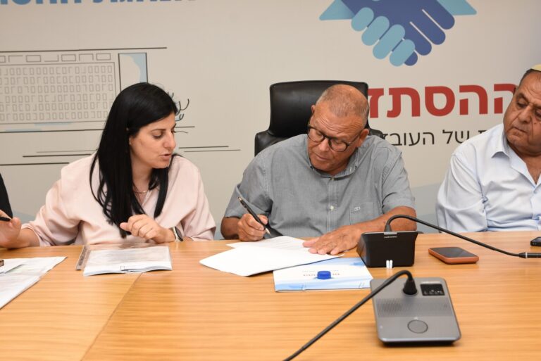 נציגי ההסתדרות, הנהלת קבוצת OPC וועדי העובדים במעמד החתימה על ההסכמים הקיבוציים (צילום: יסמין גיל, דוברות ההסתדרות)