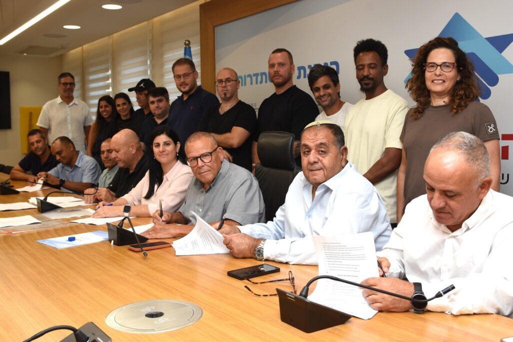 נציגי ההסתדרות, הנהלת קבוצת OPC וועדי העובדים במעמד החתימה על ההסכמים הקיבוציים (צילום: יסמין גיל, דוברות ההסתדרות) נציגי ההסתדרות, הנהלת קבוצת OPC וועדי העובדים במעמד החתימה על ההסכמים הקיבוציים (צילום: יסמין גיל, דוברות ההסתדרות)