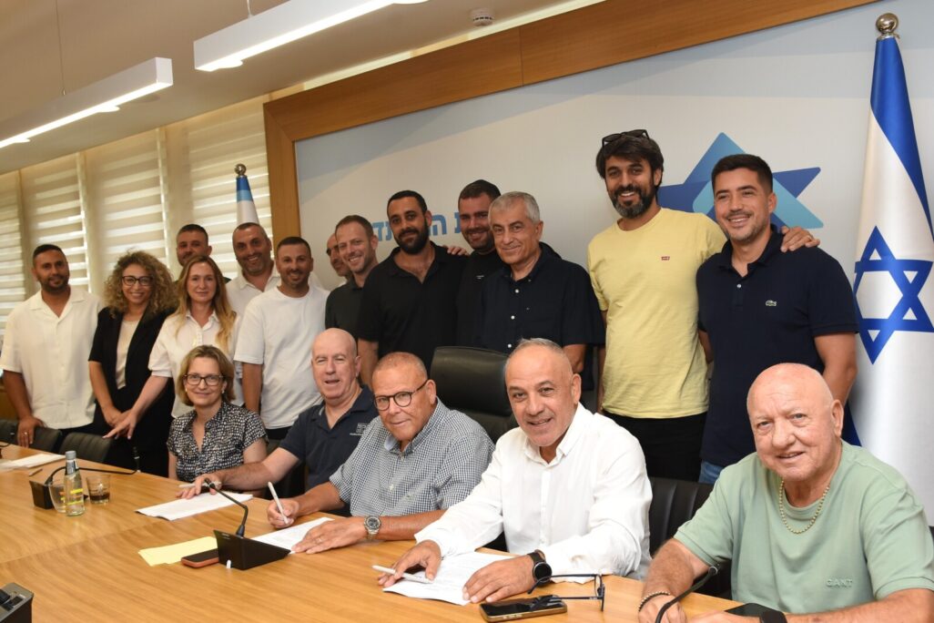מעמד החתימה על הסכם קיבוצי בנמל הדרום ( צילום: יסמין גיל, דוברות ההסתדרות) מעמד החתימה על הסכם קיבוצי בנמל הדרום ( צילום: יסמין גיל, דוברות ההסתדרות)