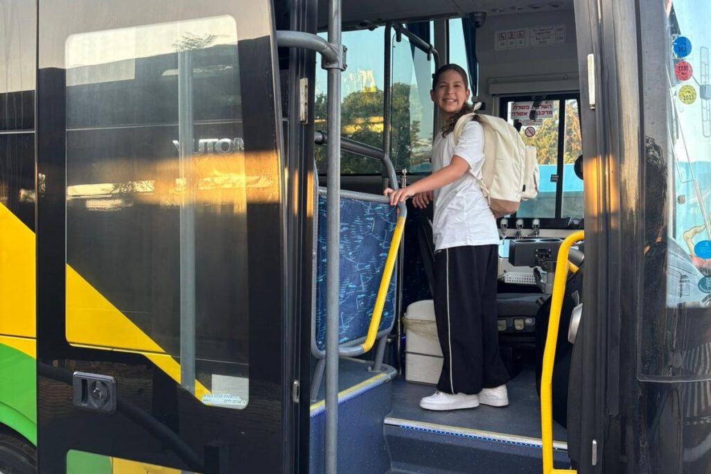 תלמידה מקיבוץ לוחמי הגטאות עולה על ההסעה לבית הספר, 1 בספטמבר 2026 (צילום: עמית יזרעאלי)