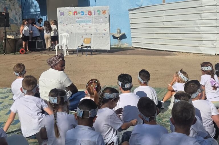 היום הראשון ללימודים בבית ספר בכרמיאל (צילום: דבר)