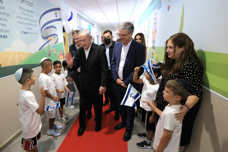 ראש הממשלה בנימין נתניהו (במרכז) עם שר החינוך יואב קיש (מאחור, משמאל) בביקור בבית הספר בן ציון נתניהו ברמלה (צילום: אסי אפרתי/לע"מ)