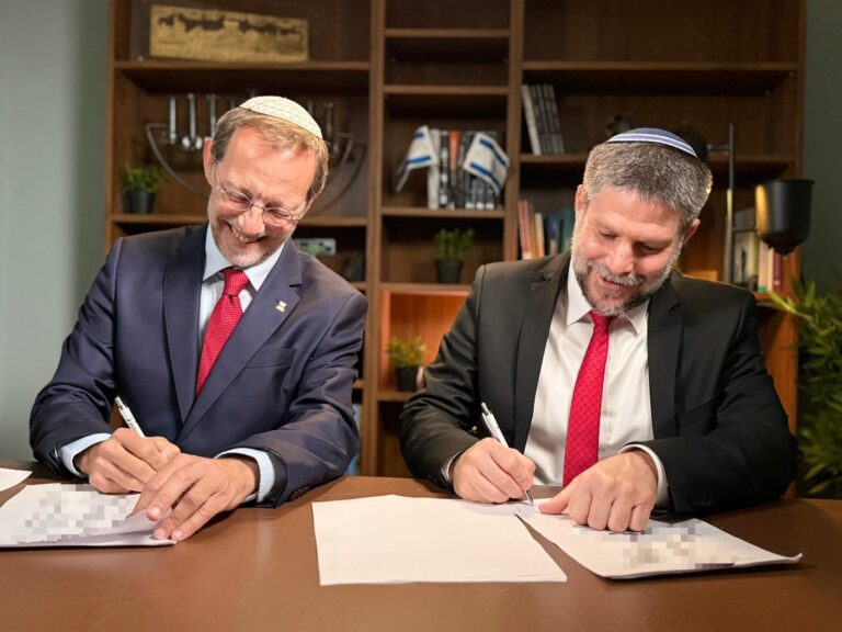יו"ר זהות משה פייגלין ויו"ר הציונות הדתית בצלאל סמוטריץ' חותמים על הסכם הריצה המשותפת (צילום: דוברות הציונות הדתית)