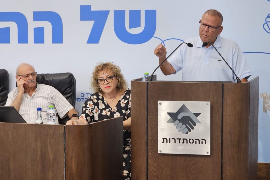 יו"ר ההסתדרות ארנון בר-דוד (מימין), יו"ר ועד גמלאי ההסתדרות דליה גאון ויו"ר הסתדרות הגמלאים שמוליק מזרחי, בהרמת כוסית לגמלאי ההסתדרות (צילום: צביקה רז ואיציק רובין)