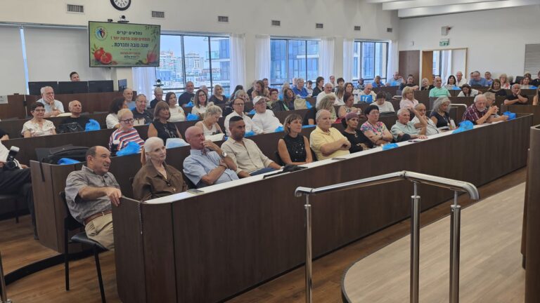 בהרמת כוסית לגמלאי ההסתדרות (צילום: צביקה רז ואיציק רובין)